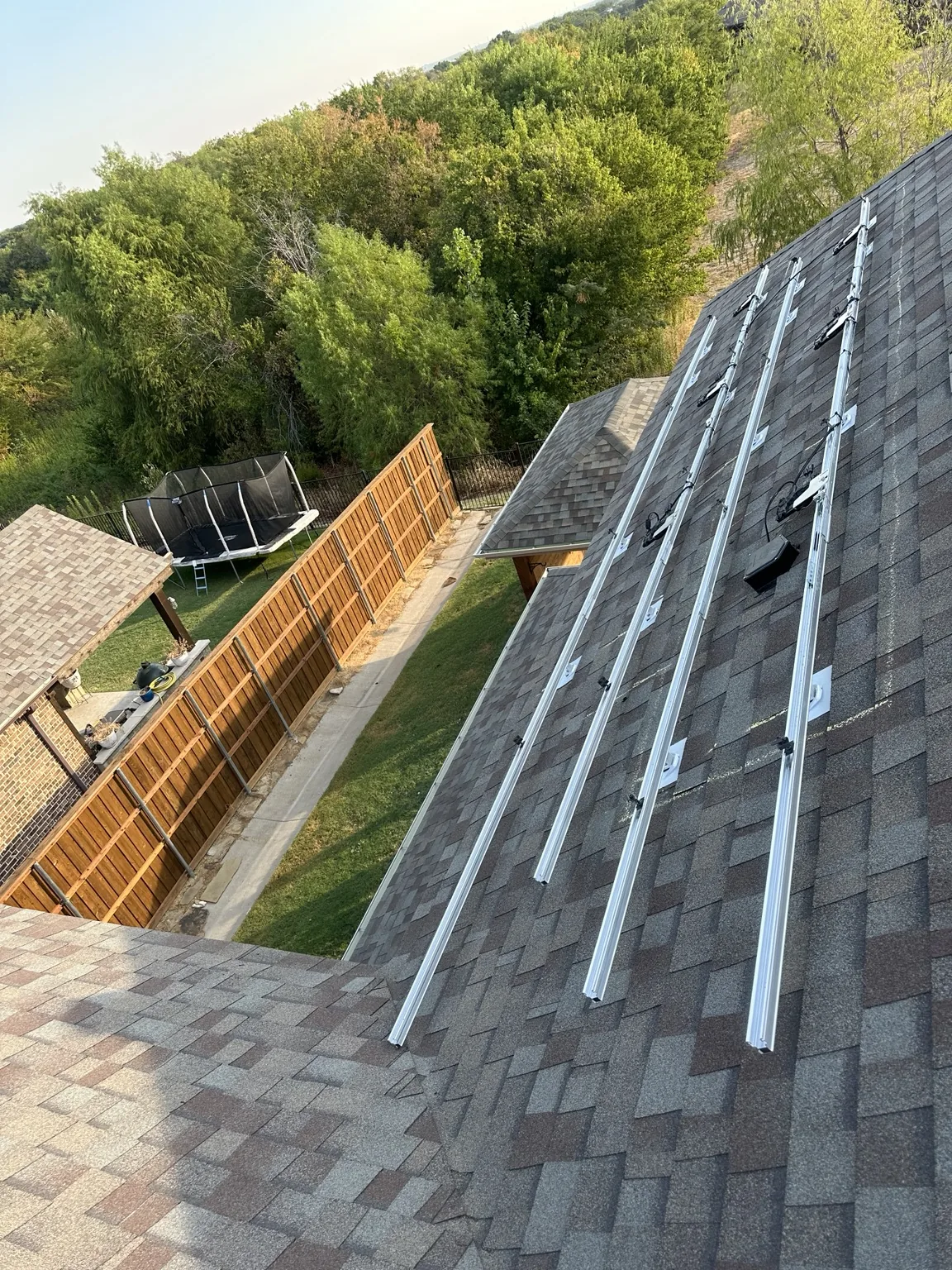 Mounting rails arranged around a shingle-roof vent